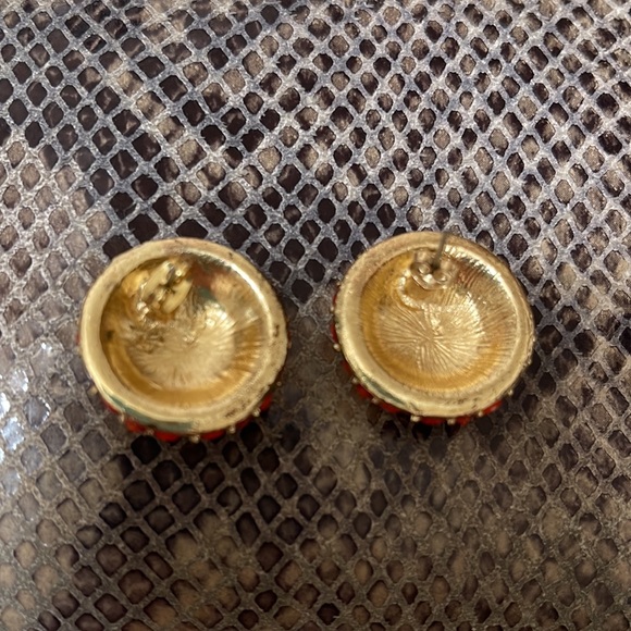 VINTAGE FAUX CORAL BUTTON POST BACK EARRINGS SET IN GOLD TONE METAL - Picture 2 of 3